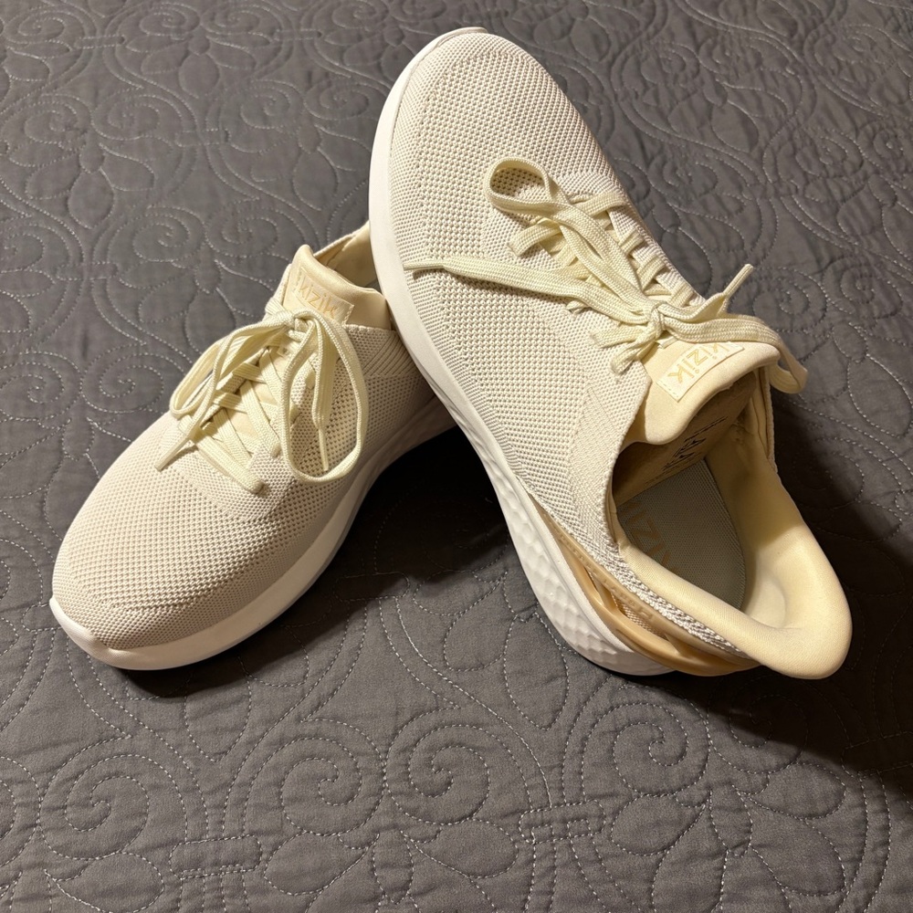 NWT Kizik Women’s Athens White Creme Size 11